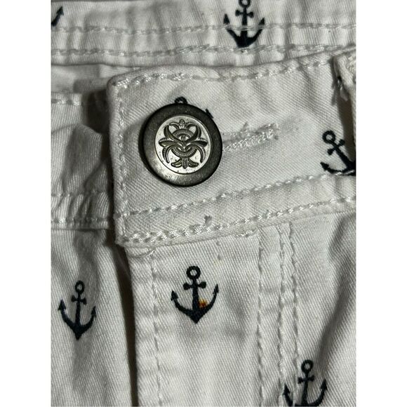 No Boundaries White Anchor Print Shorts | Size 9 - Picture 3 of 6